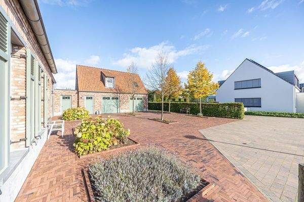 Nebengebäude  (Einliegerwohnung und Garage)