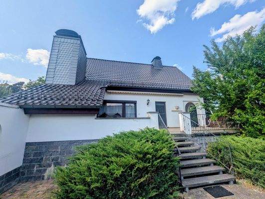 Ansicht des Wohnhauses mit großzügiger Terrasse (teilweise überdacht)