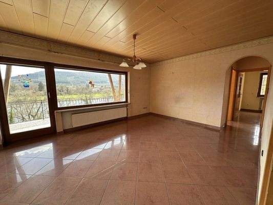 Wohn- und Essbereich mit Ausgang auf den Balkon (EG)