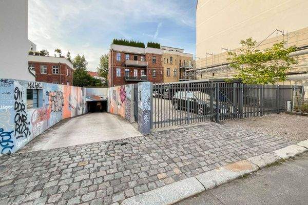 Einfahrt + Tiefgarage