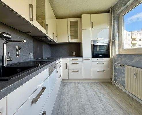 Küche mit Fenster und EBK