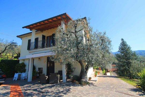 Charaktervolle Villa mit Gästehaus inmitten der toskanischen Natur