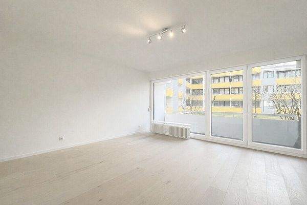 Weitere Ansicht durch den gtroßen hellen Wohnraum