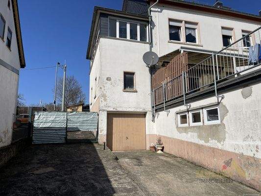 Garage und Hofeinfahrt