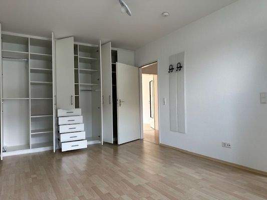 Schlafzimmer mit Einbauschrank.jpg