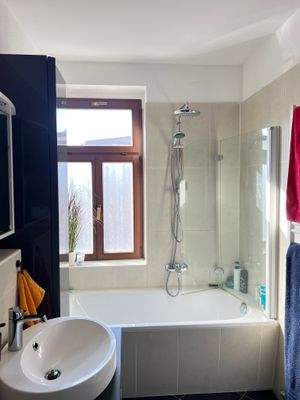 Badezimmer mit Wanne und Fenster