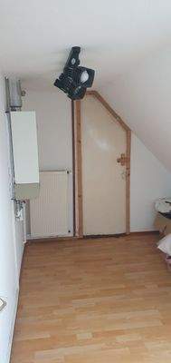 Dachgeschossraum mit Tür