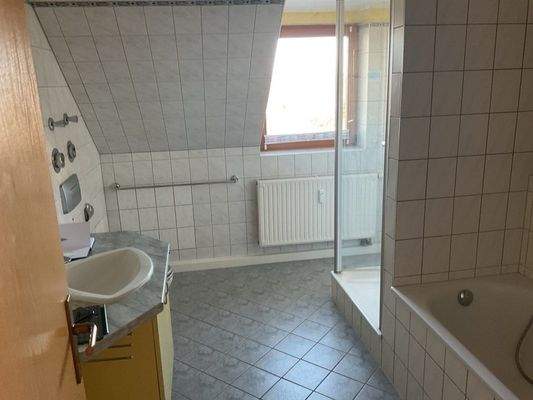 Badezimmer mit Dachschräge