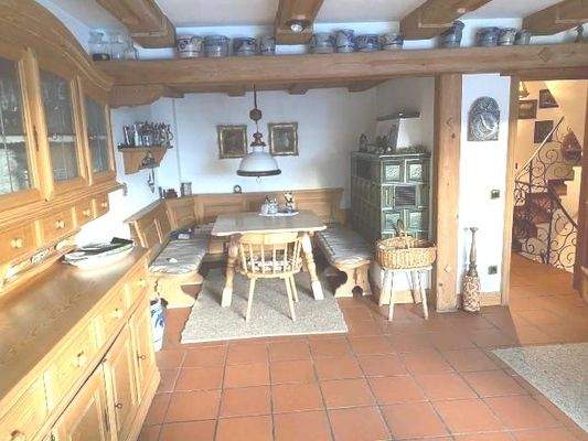 Essbereich mit Kamin und Eckbank