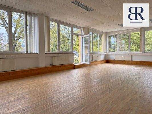 großer Büroraum mit Zugang Balkon