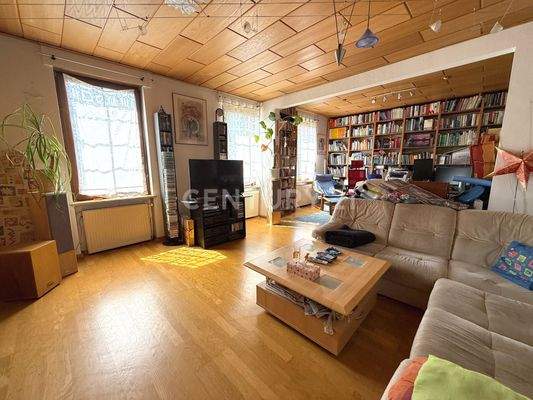 Wohnzimmer mit Bibliothek