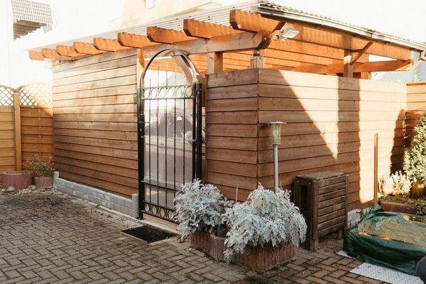 Terrasse und Eingang zum Carport