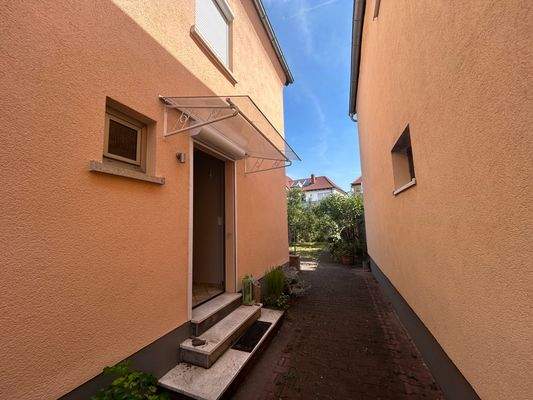 H 548 Hof mit EIngangsbereich.jpg