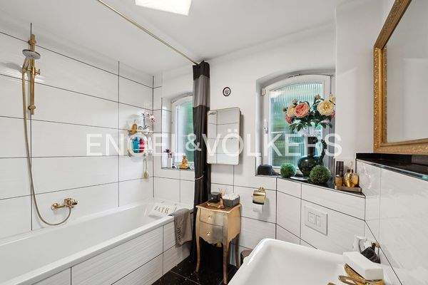 Tageslichtbad mit Wanne