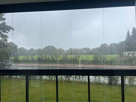 Regenblick durchs Fenster
