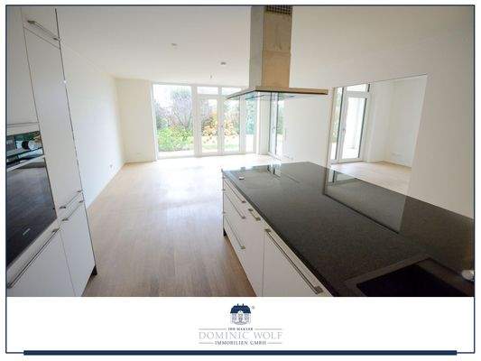 Blick von der Küche in das Wohn-/Esszimmer