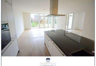 Blick von der Küche in das Wohn-/Esszimmer