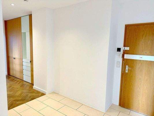 Eingangstüre und Diele 1