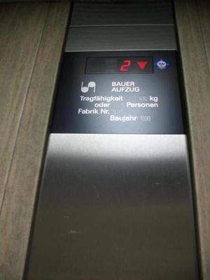 11. Aufzug im Treppenhaus.JPG