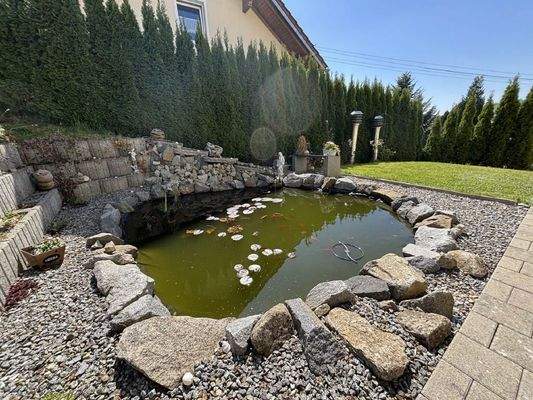 Teich mit Wasserlauf