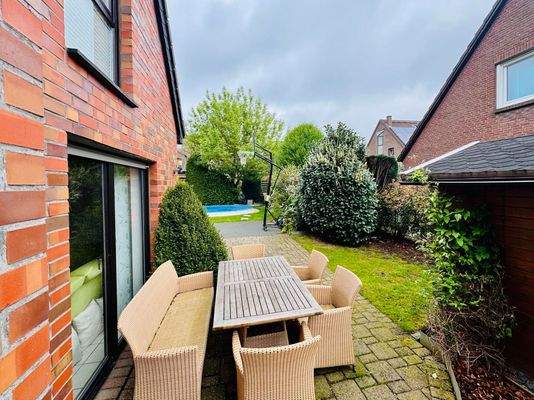 Seite  aussen Blick Pool