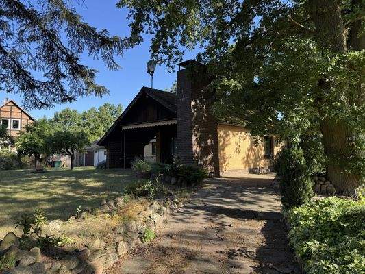 Seitenansicht vom Garten