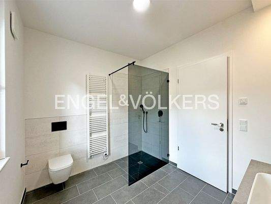 Tageslichtbad mit Bodendusche