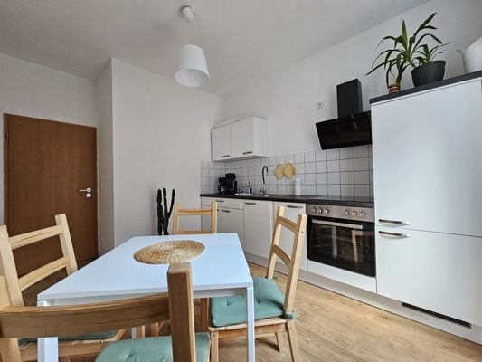 Küche Bild 1_mit Terrasse zum grünen Innenhof.jpg
