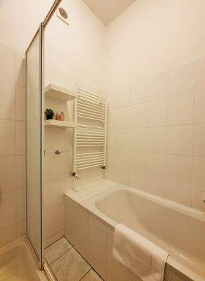 Badezimmer mit Wanne und Dusche