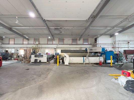 Lager- und Produktionshalle