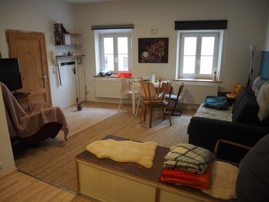 EG-Wohnung: Wohnzimmer m zwei Fenster 