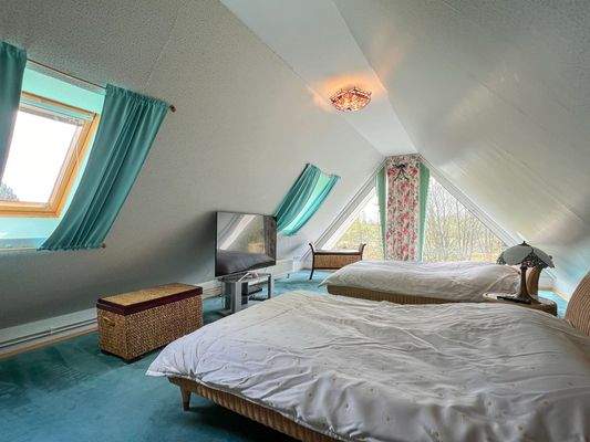 Schlafraum im Spitzboden mit Blick ins Naturschutzgebiet