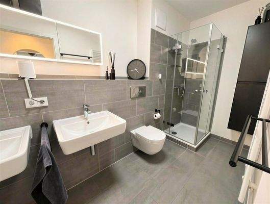 Vollbad mit Dusche...