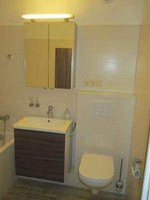 Modernes Bad,Wanne,Waschtisch,Dusche,WC