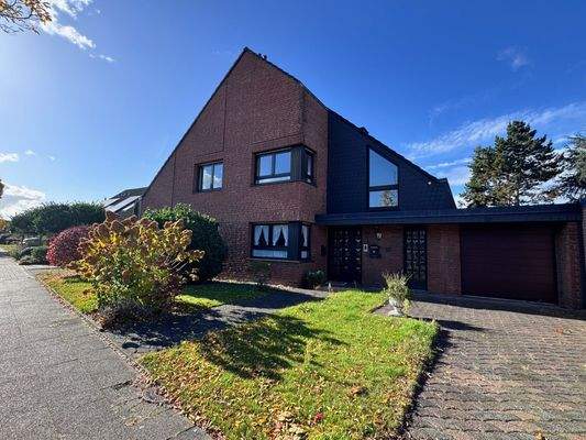 Frontansicht mit Garage rechts