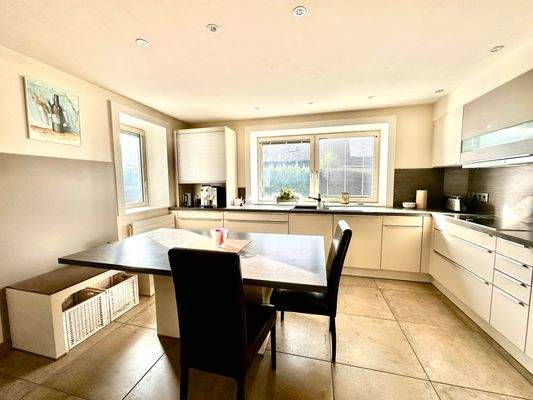 Helle Küche mit Essbereich