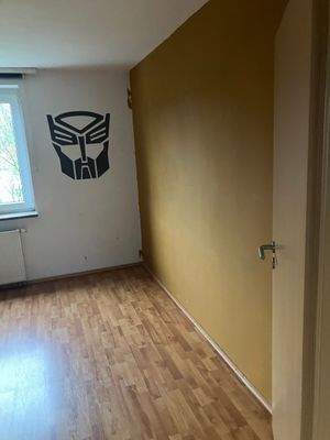 Leeres Zimmer mit Wanddeko