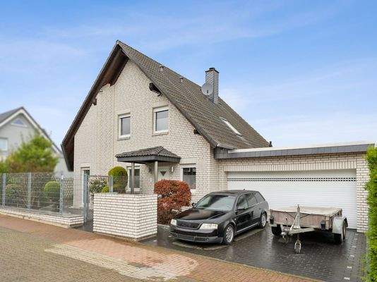 Außenansicht mit Garage