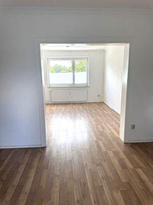 Zwei inneinander übergehende Räume