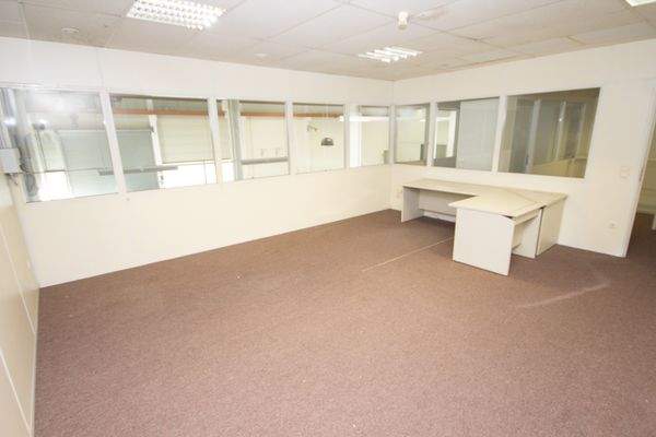 Bürotrakt in der Produktionshalle