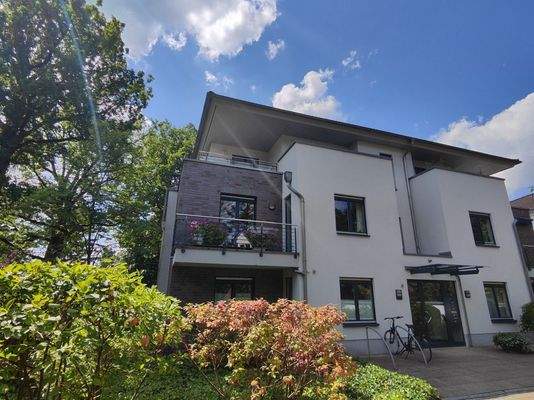 Blick auf die Hauseingangsfassade