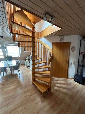 Treppe zum 2. DG rechts