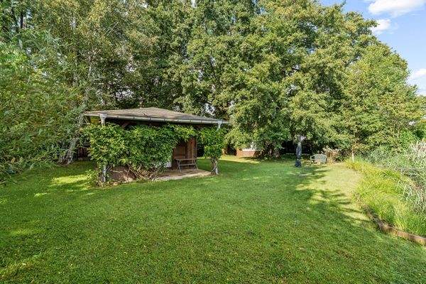 Wochenendhaus im Hintergrund ehemaliger Bootsschuppen