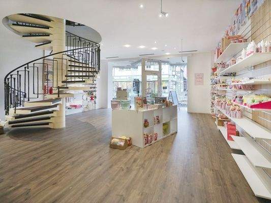 Helles, großes Ladenlokal...