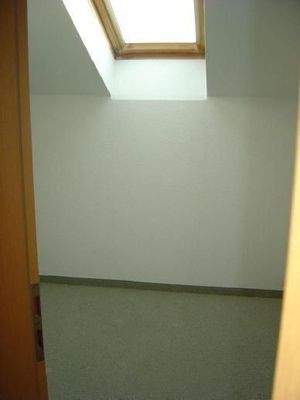 begehbarer Schrank neben Bad