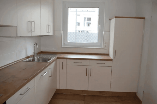 Moderne Küche mit Fenster