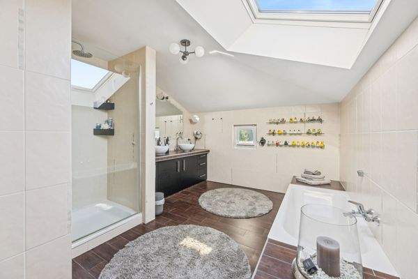 modernes Tageslichtbad mit Wanne, Dusche und Doppe