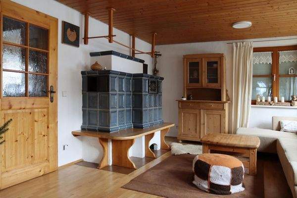 EG - Wohnzimmer mit Kachelofen