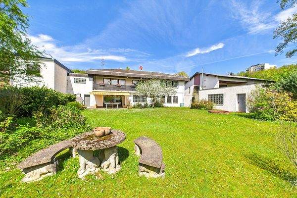 Garten mit Sicht zum Haus und Garage 