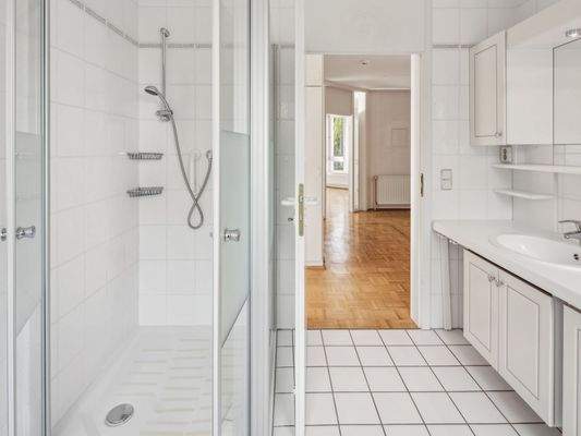 Badezimmer mit Dusche